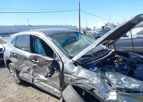 2021 Ford Escape Titanium Hybrid z USA, uszkodzony, nr VIN 1FMCU9DZ7MUA41072